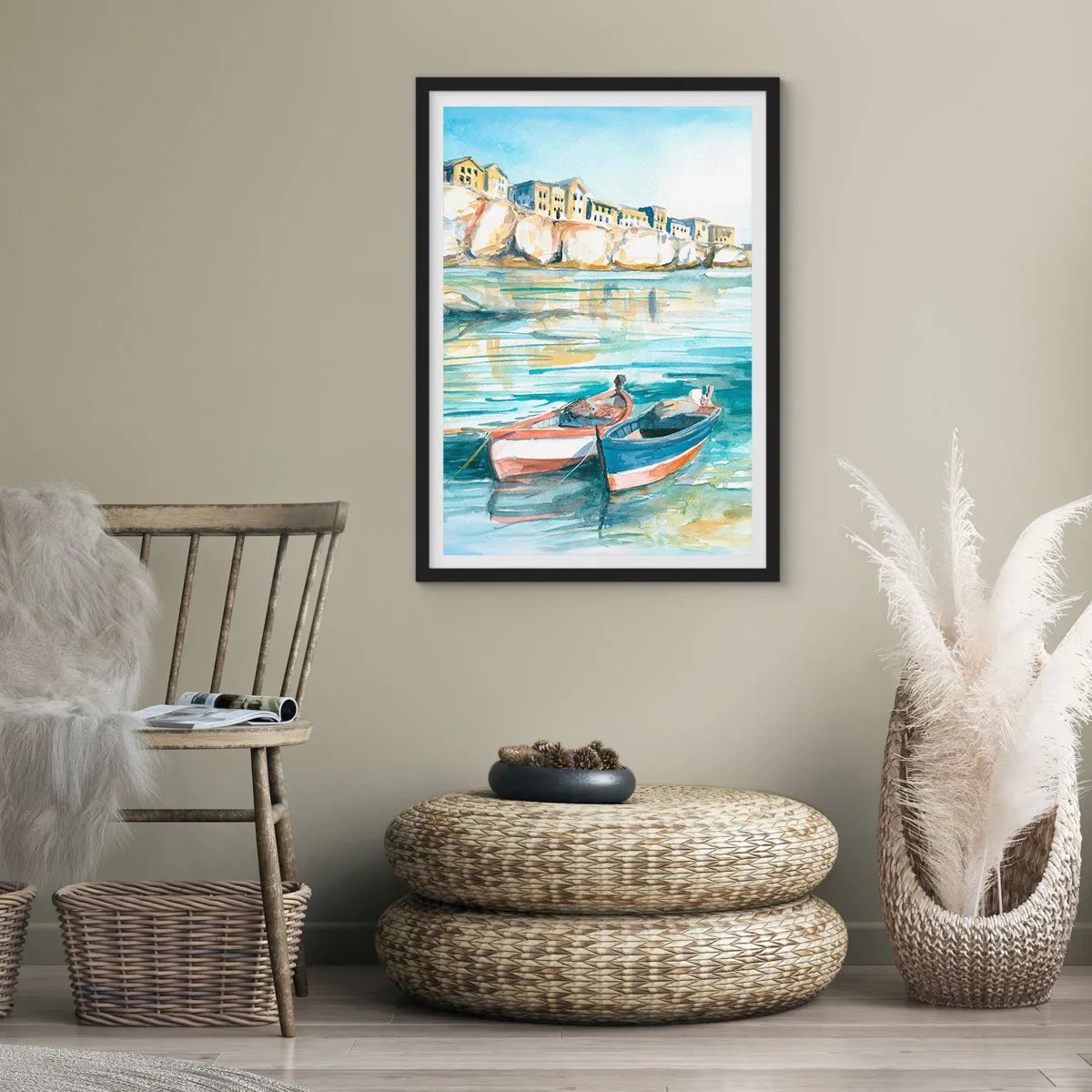 Plagát v čiernom ráme - Akvarelová krajina s loďkami na vode a prímorským mestečkom - 50x70cm - Krajina v modrej - Moderná nástenná dekorácia do obývacej izby a spálne ARTTOR