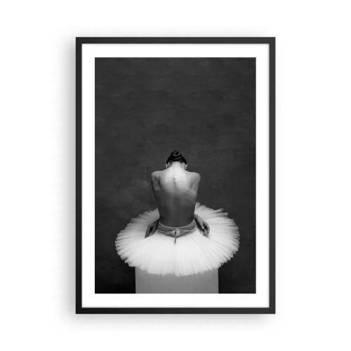 Plagát v čiernom ráme - Čiernobiely portrét baleríny sediacej na plošine - 50x70cm - Práve prekvitá - Moderná nástenná dekorácia do obývacej izby a spálne ARTTOR
