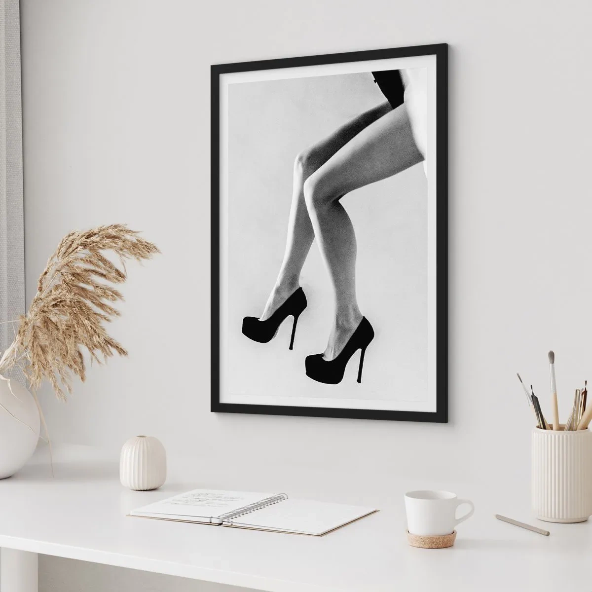 Plagát v čiernom ráme - Čiernobiela fotografia ženských nôh na vysokých podpätkoch - 50x70cm - Večná ženskosť - Moderná nástenná dekorácia do obývacej izby a spálne ARTTOR