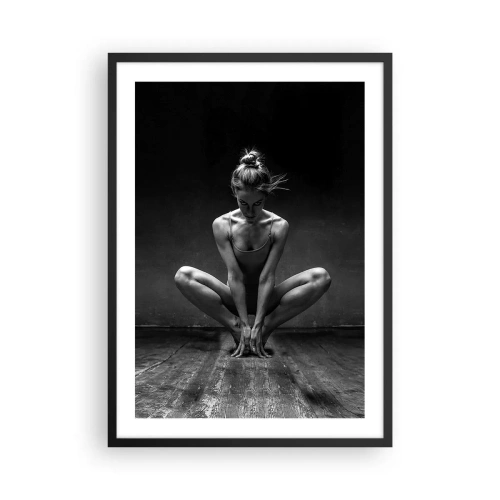 Plagát v čiernom ráme - Čiernobiela fotografia baletky v umeleckej póze. - 50x70cm - Koncentrácia tanečnej energie - Moderná nástenná dekorácia do obývacej izby a spálne ARTTOR