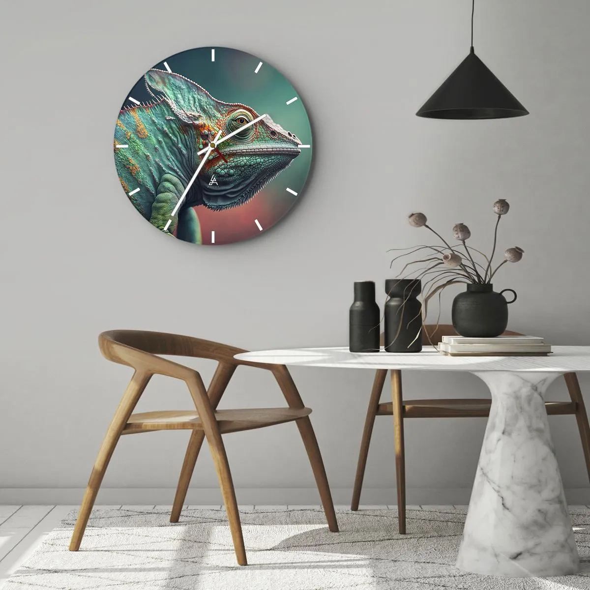 Nástenné hodiny - Detailný záber farebného chameleóna na zelenom a ružovom pozadí. - 30x30cm - Vidíš ma? To nie je dobre… - Moderná nástenná dekorácia do obývacej izby, kuchyne a spálne ARTTOR