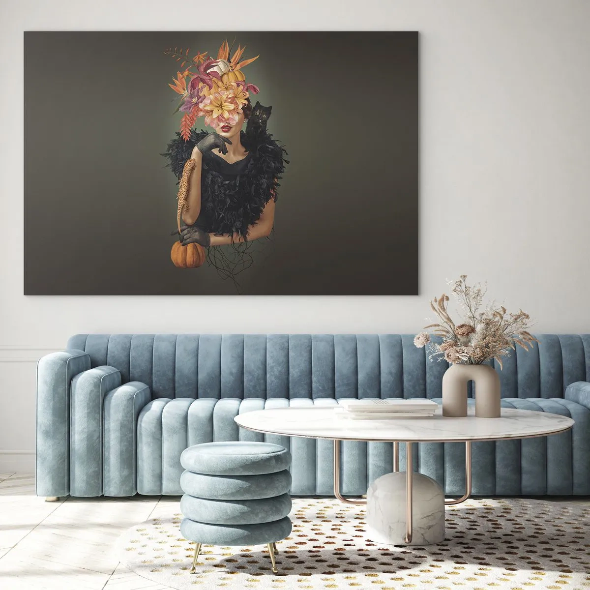 Obraz na skle - Postava ženy v čiernom s tekvicou, mačkou a kvetinovým aranžmánom - 70x50cm - Kúzlo čarodejnice - Moderná nástenná dekorácia do obývacej izby a spálne ARTTOR