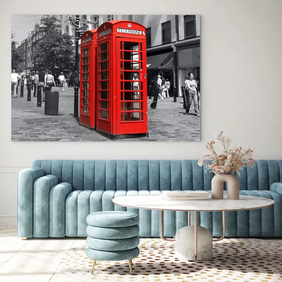 Obraz na skle - Červené telefónne búdky na londýnskej ulici - 70x50cm - Červené telefónne búdky - Moderná nástenná dekorácia do obývacej izby a spálne ARTTOR