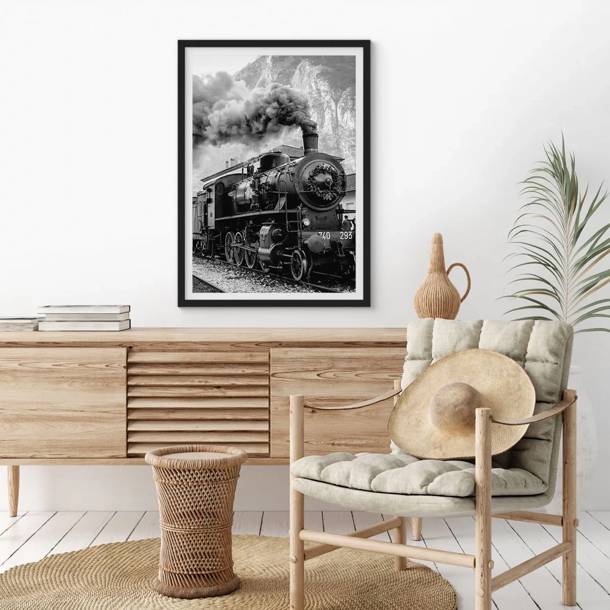 Plagát v čiernom ráme - Parná lokomotíva so stúpajúcou parou v hornatom prostredí - 50x70cm - Stojí na stanici… - Moderná nástenná dekorácia do obývacej izby a spálne ARTTOR
