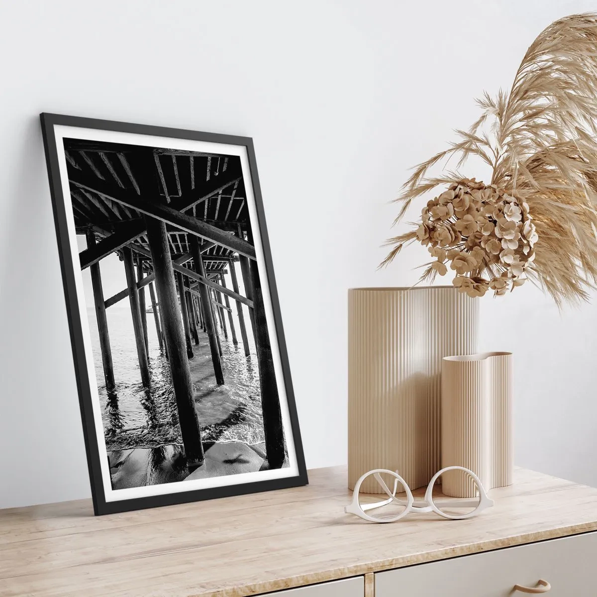 Plagát v čiernom ráme - Plážový úkryt - 50x70cm - Úkryt na pláži - Moderná nástenná dekorácia do obývacej izby a spálne ARTTOR