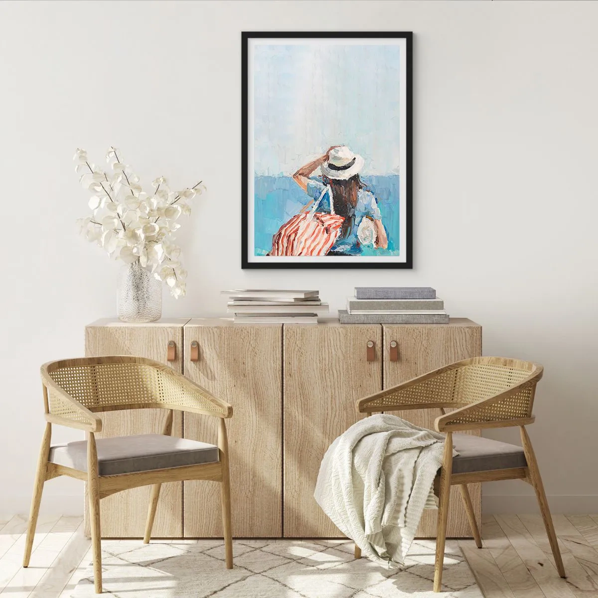 Plagát v čiernom ráme - Žena v klobúku s výhľadom na more - 50x70cm - Vitaj na dovolenke - Moderná nástenná dekorácia do obývacej izby a spálne ARTTOR