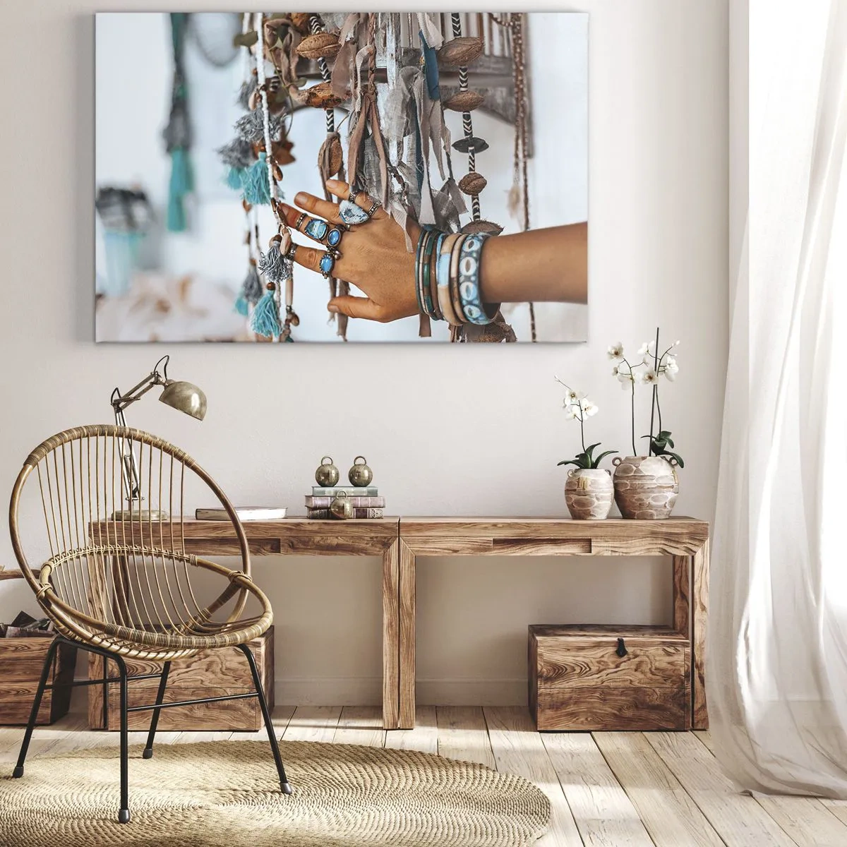 Obraz na plátne - Ruka ozdobená boho šperkami s dekoráciami v pozadí - 70x50cm - Miestne poklady - Moderná nástenná dekorácia do obývacej izby a spálne ARTTOR