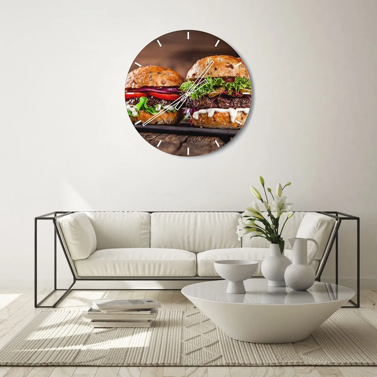 Nástenné hodiny - Chutné hamburgery na drevenom pozadí - 30x30cm - American dream - Moderná nástenná dekorácia do obývacej izby, kuchyne a spálne ARTTOR
