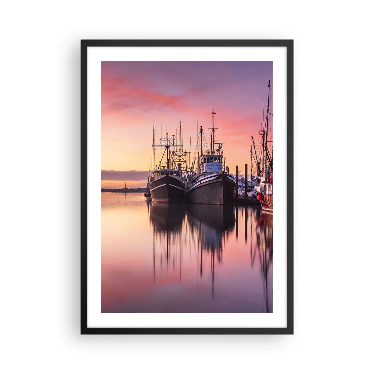 Plagát v čiernom ráme - Rybárske lode v prístave pri západe slnka - 50x70cm - Pred ďalším dňom - Moderná nástenná dekorácia do obývacej izby a spálne ARTTOR