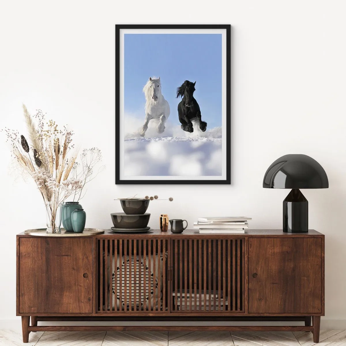 Plagát v čiernom ráme - Biely a čierny kôň cválajúci v snehu - 50x70cm - Čierno-biely cval - Moderná nástenná dekorácia do obývacej izby a spálne ARTTOR