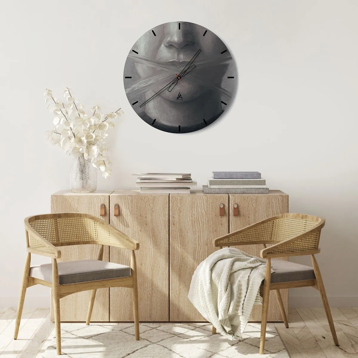 Nástenné hodiny - Čiernobiely portrét s ústami pokrytými štetcom a krížom - 30x30cm - Ani slovo - Moderná nástenná dekorácia do obývacej izby, kuchyne a spálne ARTTOR