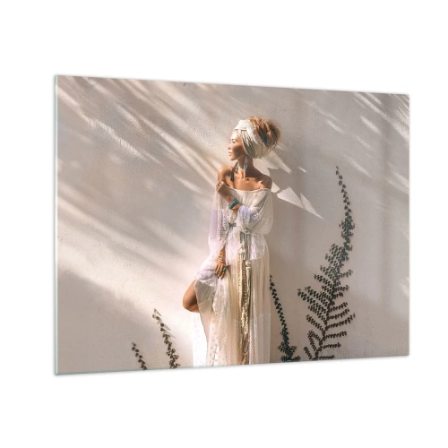 Obraz na skle - Žena v boho štýle na pozadí svetlej steny a tieňov rastlín - 70x50cm - Slnko a dievča - Moderná nástenná dekorácia do obývacej izby a spálne ARTTOR