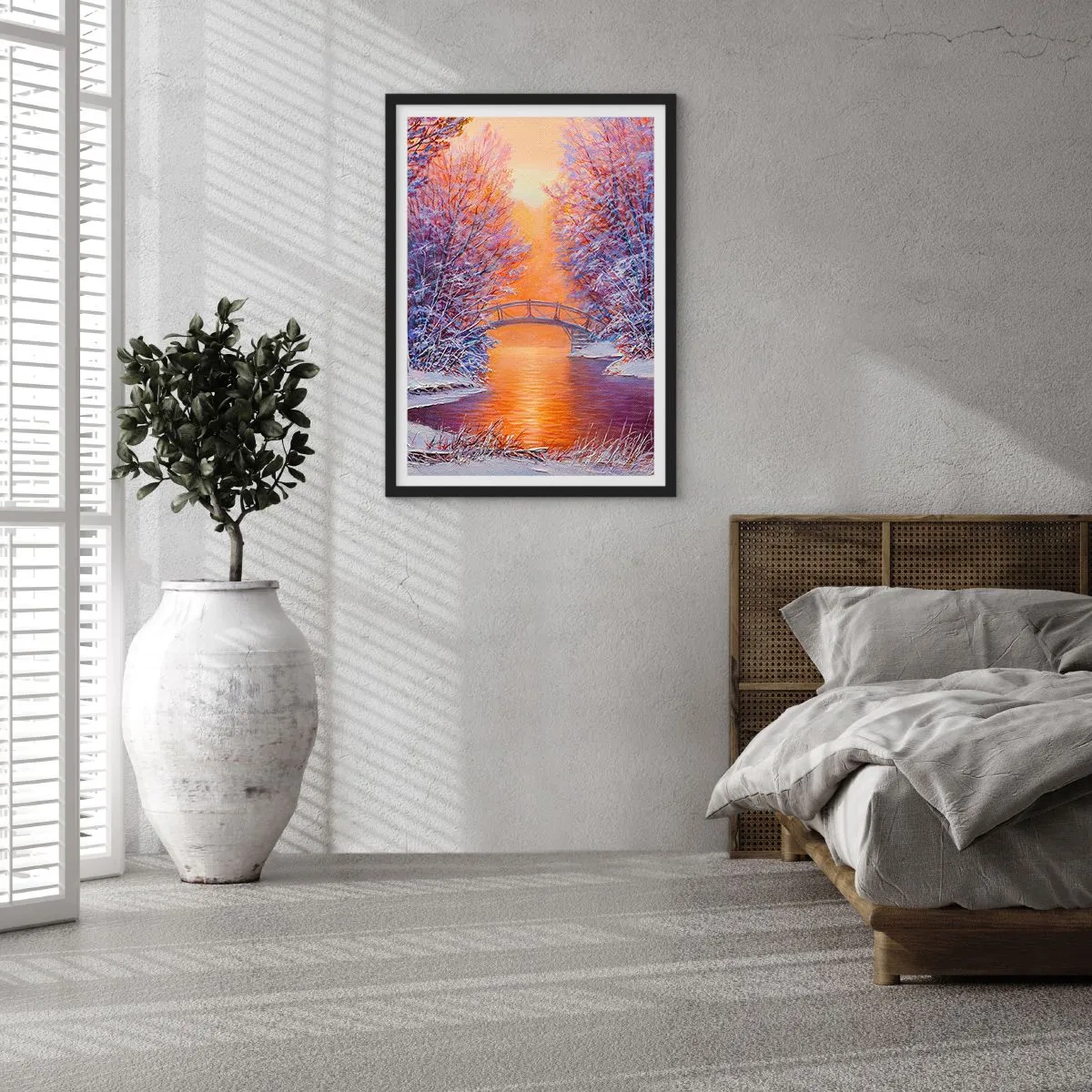Plagát v čiernom ráme - Zimná krajina s mostom a zapadajúcim slnkom odrážajúcim sa v rieke - 50x70cm - Stretneme sa tu - Moderná nástenná dekorácia do obývacej izby a spálne ARTTOR