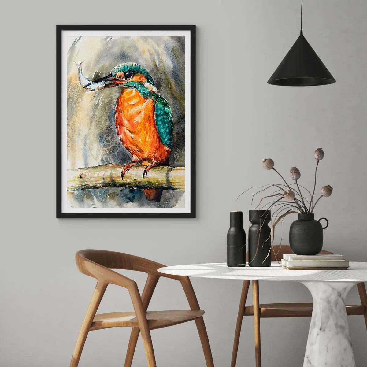 Plagát v čiernom ráme - Vodný lev drží rybu na pozadí prírodnej krajiny v akvarelovom štýle. - 50x70cm - Prírodný zákon - Moderná nástenná dekorácia do obývacej izby a spálne ARTTOR