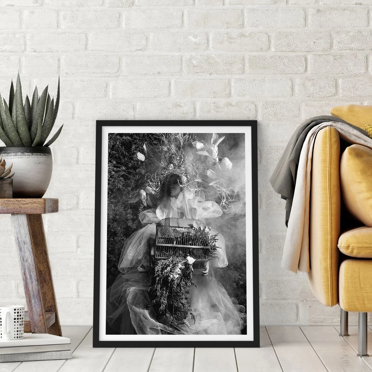 Plagát v čiernom ráme - Žena v šatách obklopená prírodou na čiernobielej fotografii - 50x70cm - Matka Príroda - Moderná nástenná dekorácia do obývacej izby a spálne ARTTOR