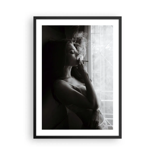 Plagát v čiernom ráme - Žena v bielizni fajčí cigaretu v čiernobielom prevedení. - 50x70cm - Zmyselný okamih - Moderná nástenná dekorácia do obývacej izby a spálne ARTTOR