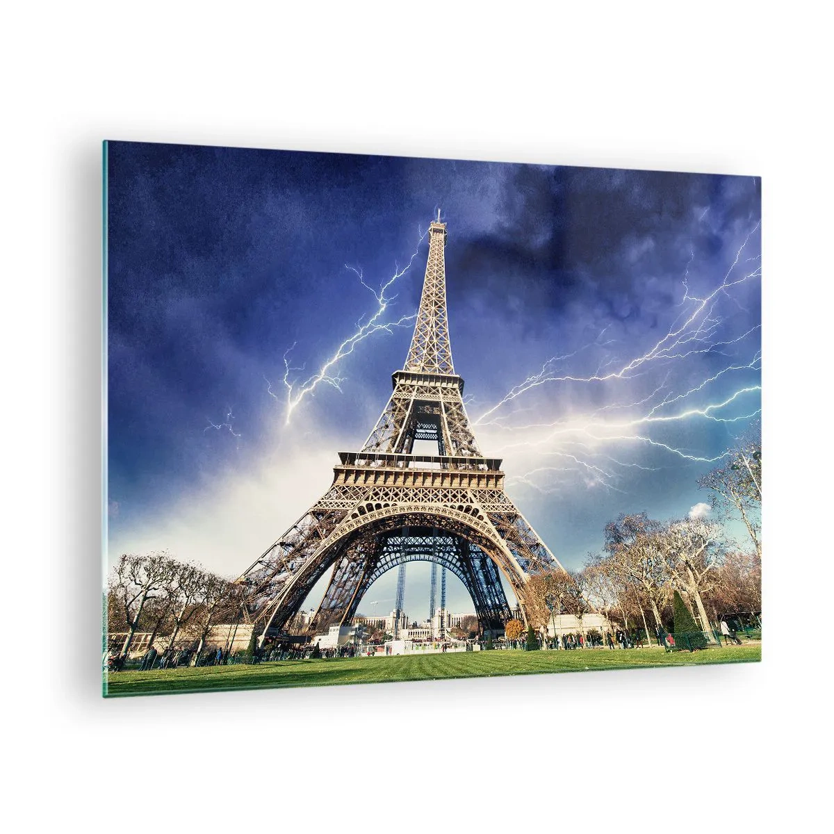 Obraz na skle - Eiffelova veža obklopená bleskami v zamračený deň - 70x50cm - Vládkyňa búrok - Moderná nástenná dekorácia do obývacej izby a spálne ARTTOR
