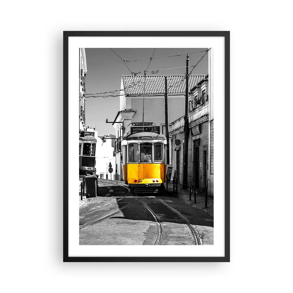 Plagát v čiernom ráme - Žltá električka na uliciach mesta v čiernobielom prostredí - 50x70cm - Duch Lisabonu - Moderná nástenná dekorácia do obývacej izby a spálne ARTTOR