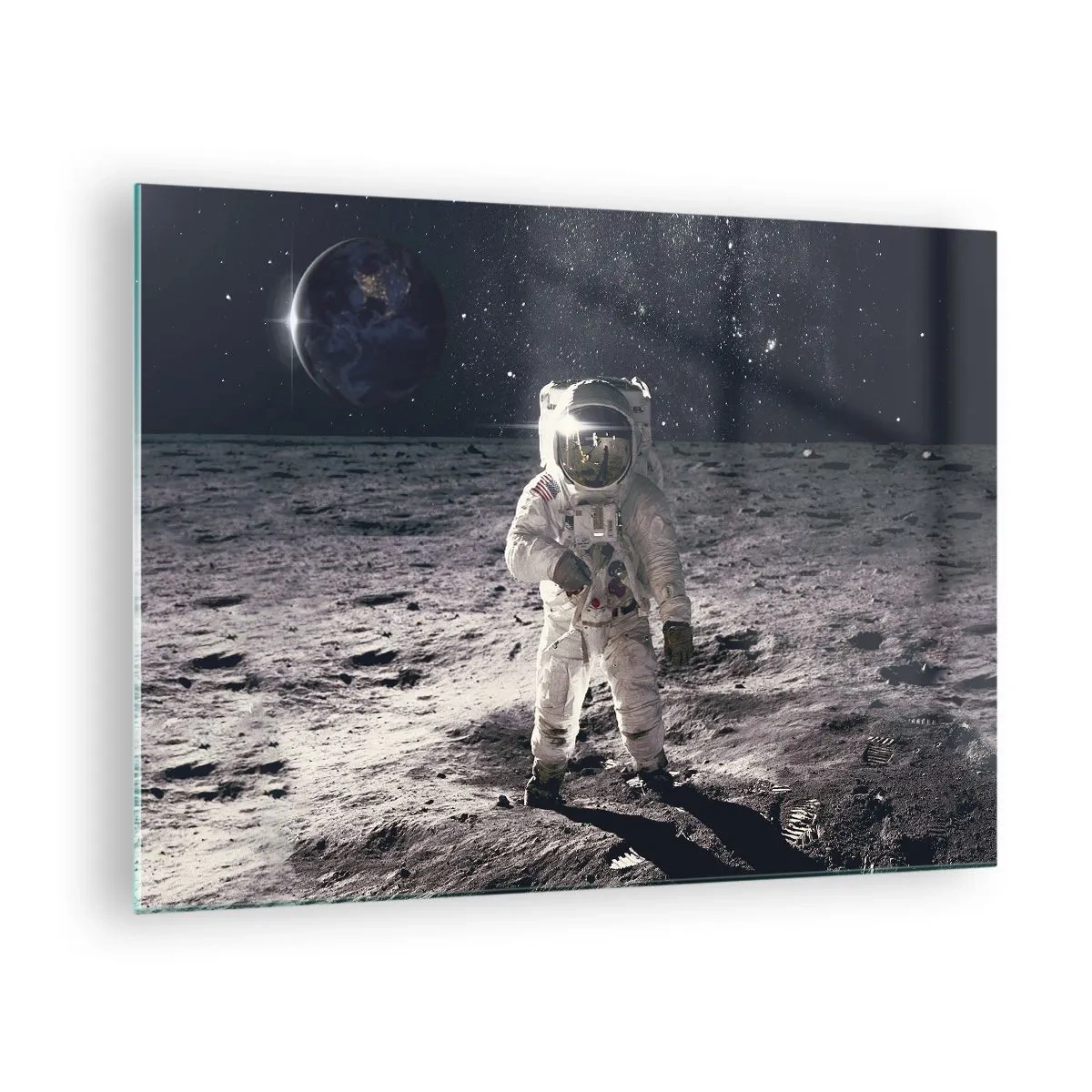 Obraz na skle - Astronaut na povrchu Mesiaca so Zemou v pozadí - 70x50cm - Pozdrav z Mesiaca - Moderná nástenná dekorácia do obývacej izby a spálne ARTTOR