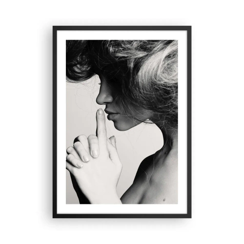 Plagát v čiernom ráme - Portrét ženy, ktorá robí gesto ticha - 50x70cm - Zahľadená do seba - Moderná nástenná dekorácia do obývacej izby a spálne ARTTOR