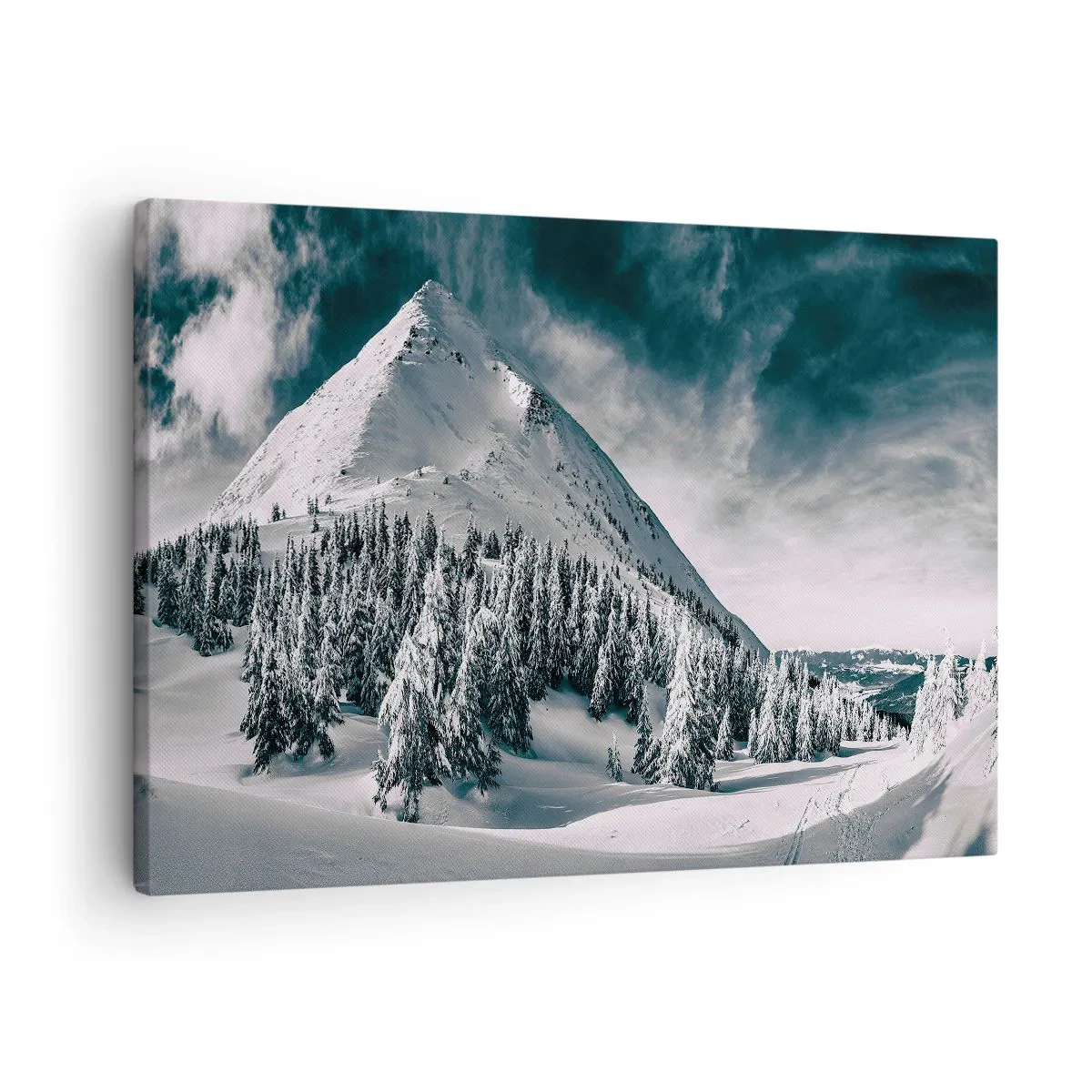 Obraz na plátne - Zasnežený vrchol hory obklopený zimným lesom - 70x50cm - Krajina snehu a ľadu - Moderná nástenná dekorácia do obývacej izby a spálne ARTTOR