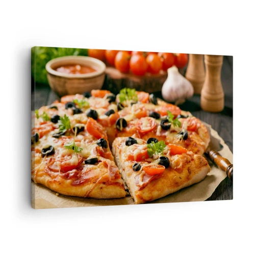 Obraz na plátne - Pizza s paradajkami, olivami a čerstvými bylinkami na stole - 70x50cm - Opäť si mal šťastie - Moderná nástenná dekorácia do obývacej izby a spálne ARTTOR