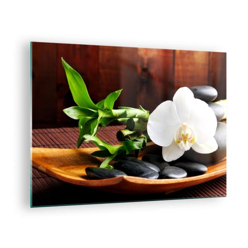 Obraz na skle - Biela orchidea na čiernych kameňoch a bambuse v drevenej miske - 70x50cm - Oddajte sa dotyku prírody - Moderná nástenná dekorácia do obývacej izby a spálne ARTTOR