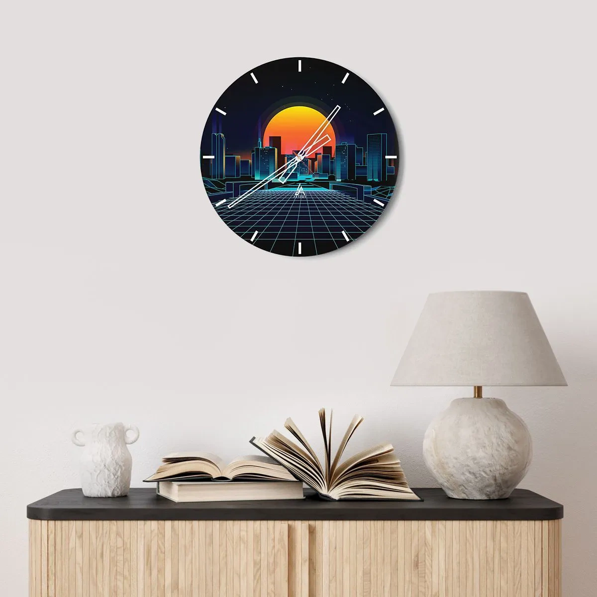 Nástenné hodiny - Retro-futuristická panoráma mesta s neónovými svetlami a západom slnka - 30x30cm - Stále chcete do reálu? - Moderná nástenná dekorácia do obývacej izby, kuchyne a spálne ARTTOR