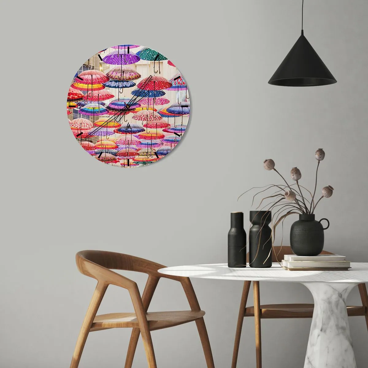 Nástenné hodiny - Farebné dáždniky visiace nad ulicou - 30x30cm - Mestská lúka - Moderná nástenná dekorácia do obývacej izby, kuchyne a spálne ARTTOR