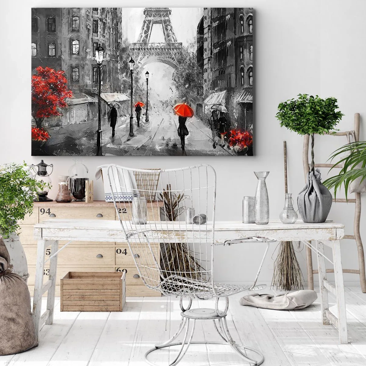 Obraz na plátne - Ulica s výhľadom na Eiffelovu vežu a červené dáždniky - 70x50cm - Všetky cesty vedú k nej - Moderná nástenná dekorácia do obývacej izby a spálne ARTTOR
