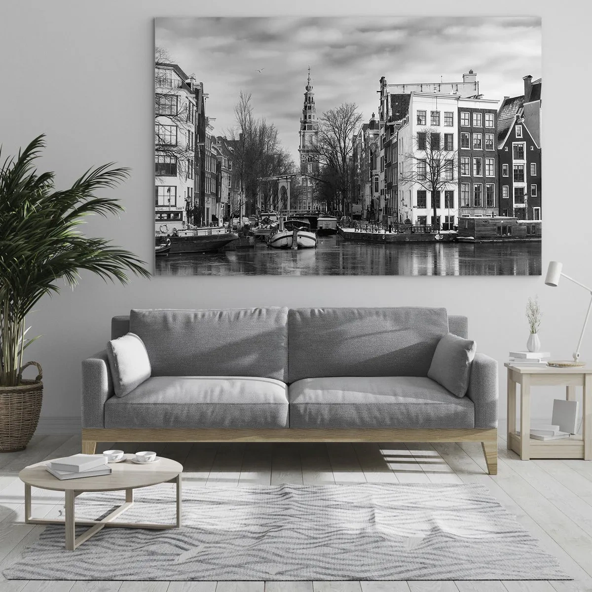 Obraz na skle - Čiernobiely pohľad na kanál v Amsterdame - 70x50cm - Amsterdamské vibrácie - Moderná nástenná dekorácia do obývacej izby a spálne ARTTOR
