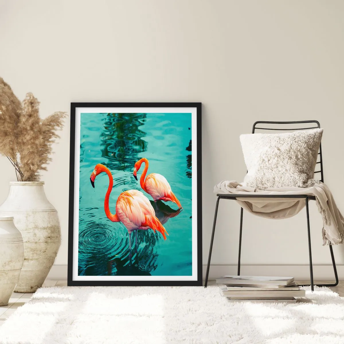 Plagát v čiernom ráme - Dva plameniaky na pozadí pokojnej vody - 50x70cm - Teraz sme v móde - Moderná nástenná dekorácia do obývacej izby a spálne ARTTOR