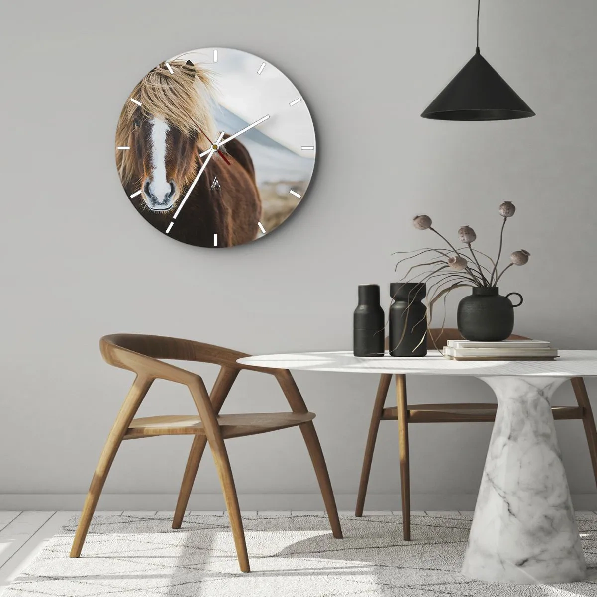 Nástenné hodiny - Hnedý kôň s ľahkou hrivou na pozadí horskej krajiny - 30x30cm - Cítiš slobodu? - Moderná nástenná dekorácia do obývacej izby, kuchyne a spálne ARTTOR