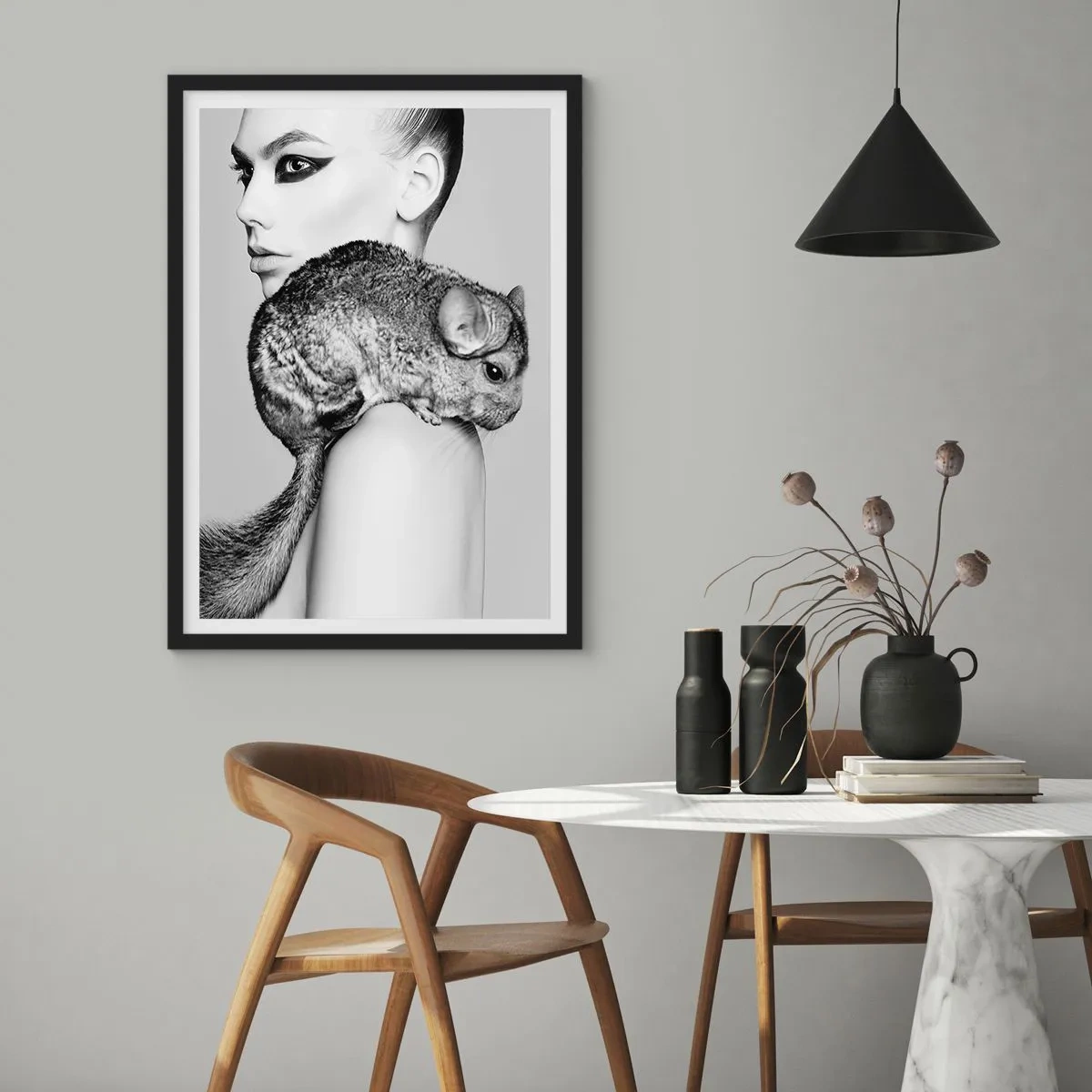 Plagát v čiernom ráme - Žena s činčilou na umeleckej čiernobielej snímke - 50x70cm - Dáma s činčilou - Moderná nástenná dekorácia do obývacej izby a spálne ARTTOR