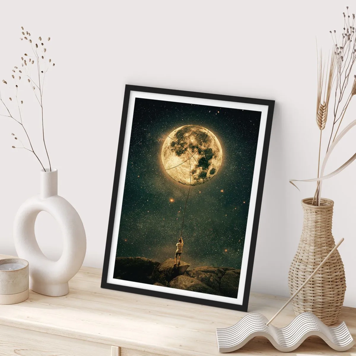 Plagát v čiernom ráme - Postava držiaca mesiac na lane v hviezdnej krajine. - 50x70cm - Chlap, ktorý ukradol mesiac - Moderná nástenná dekorácia do obývacej izby a spálne ARTTOR