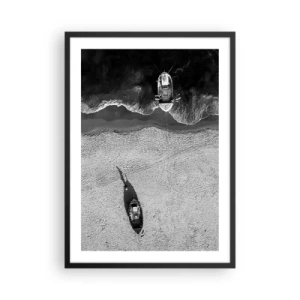 Plagát v čiernom ráme - Čiernobiela letecká fotografia lode na pláži - 50x70cm - Ešte na brehu… - Moderná nástenná dekorácia do obývacej izby a spálne ARTTOR