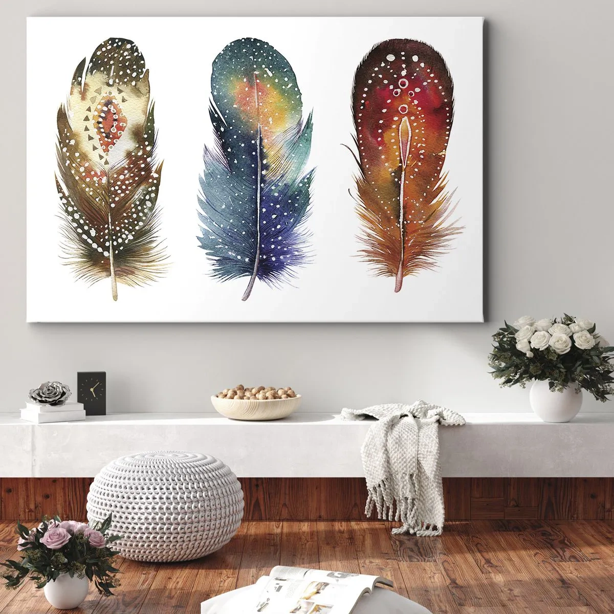 Obraz na plátne - Tri farebné pierka s umeleckými vzormi na svetlom pozadí - 70x50cm - Rituály, obrady, tajomstvá - Moderná nástenná dekorácia do obývacej izby a spálne ARTTOR