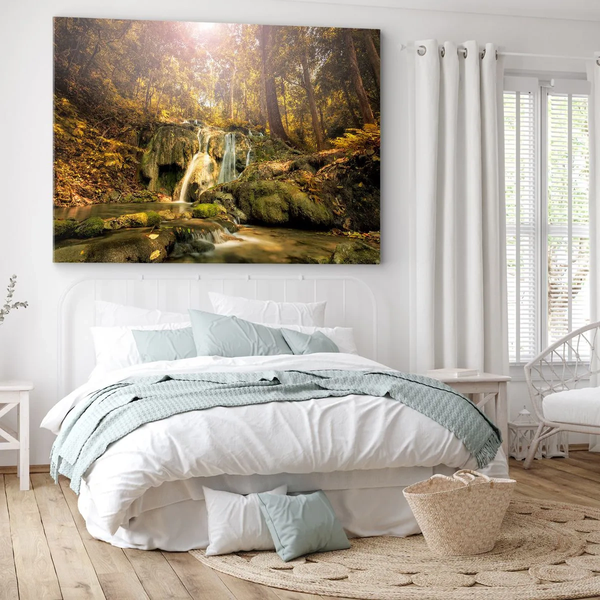 Obraz na plátne - Lesný vodopád v slnečných lúčoch, obklopený zeleňou - 70x50cm - Lesný vodopád v zeleni - Moderná nástenná dekorácia do obývacej izby a spálne ARTTOR