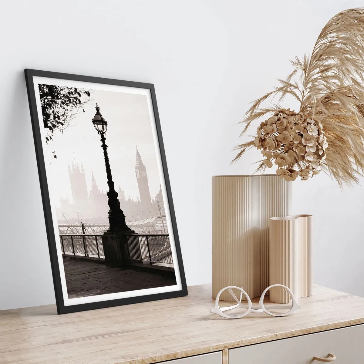 Plagát v čiernom ráme - Čiernobiela fotografia majáka na pozadí zahmlených mestských pamiatok. - 50x70cm - Londýnske ráno - Moderná nástenná dekorácia do obývacej izby a spálne ARTTOR