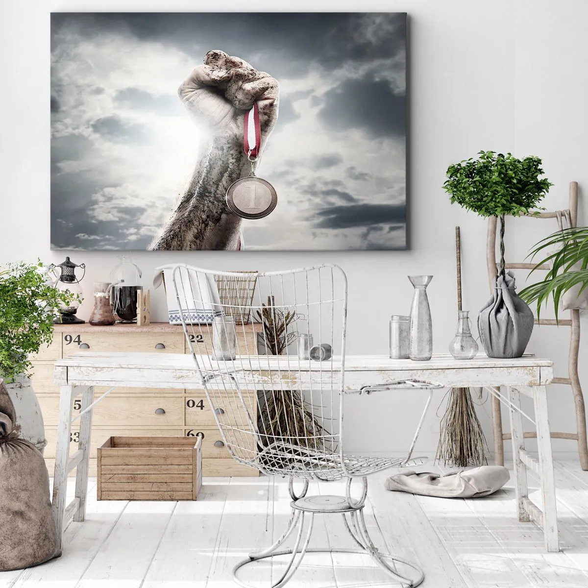 Obraz na plátne - Ruka zdvihnutá s medailou na pozadí zamračenej oblohy - 70x50cm - Per aspera ad astra - Moderná nástenná dekorácia do obývacej izby a spálne ARTTOR