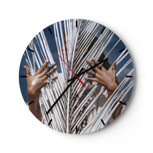 Nástenné hodiny - Ruky zdobené prsteňmi za bielymi palmovými listami - 30x30cm - Šamanové dievča? - Moderná nástenná dekorácia do obývacej izby, kuchyne a spálne ARTTOR