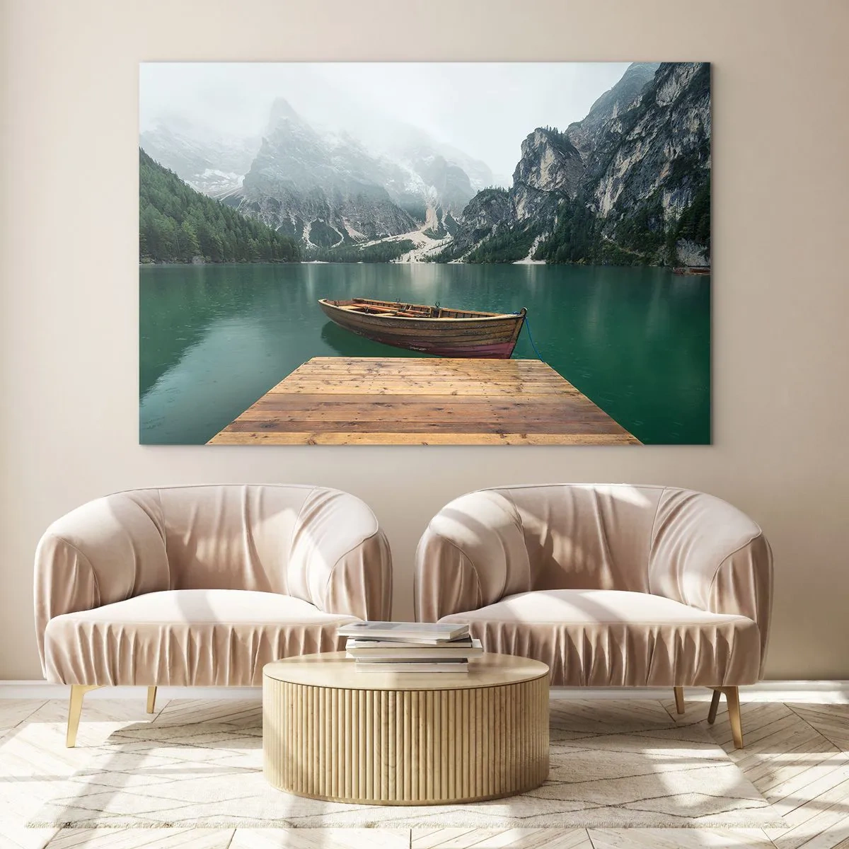 Obraz na skle - Loď pri mólach na jazere v hornatej scenérii s hmlou - 70x50cm - „Hrdé skaly vpredu“ - Moderná nástenná dekorácia do obývacej izby a spálne ARTTOR