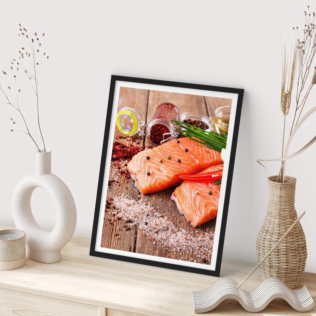 Plagát v čiernom ráme - Filety z lososa s korením na rustikálnom pozadí - 50x70cm - Nórske dobrodružstvo v kuchyni - Moderná nástenná dekorácia do obývacej izby a spálne ARTTOR