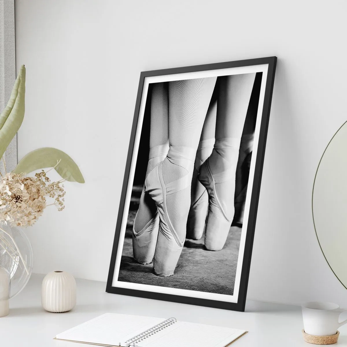 Plagát v čiernom ráme - Čiernobiely plagát zobrazujúci baletné špičky. - 50x70cm - Spoločne, ľahko - Moderná nástenná dekorácia do obývacej izby a spálne ARTTOR