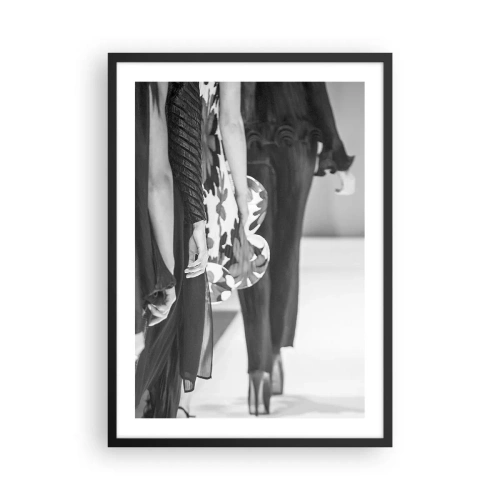 Plagát v čiernom ráme - Čiernobiela fotografia modeliek na móle - 50x70cm - Štýlový sprievod - Moderná nástenná dekorácia do obývacej izby a spálne ARTTOR