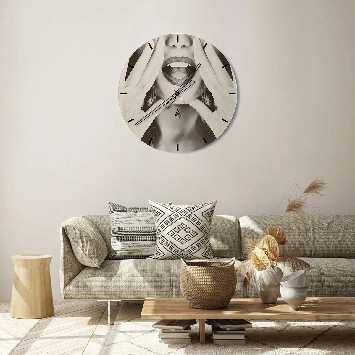 Nástenné hodiny - Umelecká sépiová snímka ženských úst a rúk - 30x30cm - Už idem! - Moderná nástenná dekorácia do obývacej izby, kuchyne a spálne ARTTOR