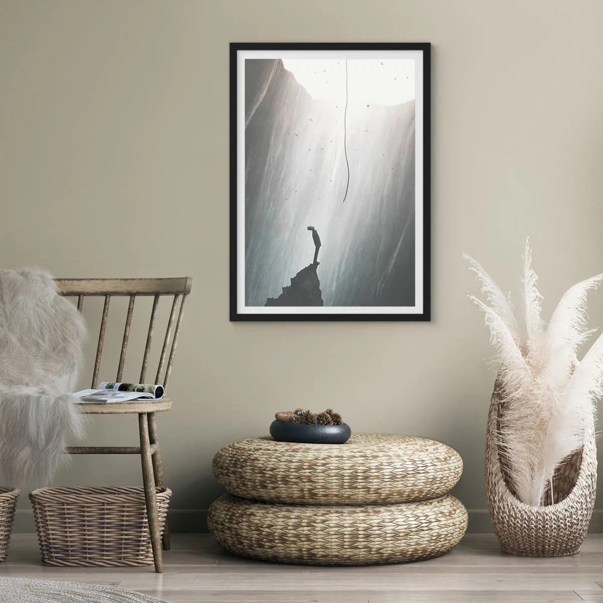 Plagát v čiernom ráme - Postava na okraji útesu vo svetle priepasti - 50x70cm - Vždy máte na výber - Moderná nástenná dekorácia do obývacej izby a spálne ARTTOR