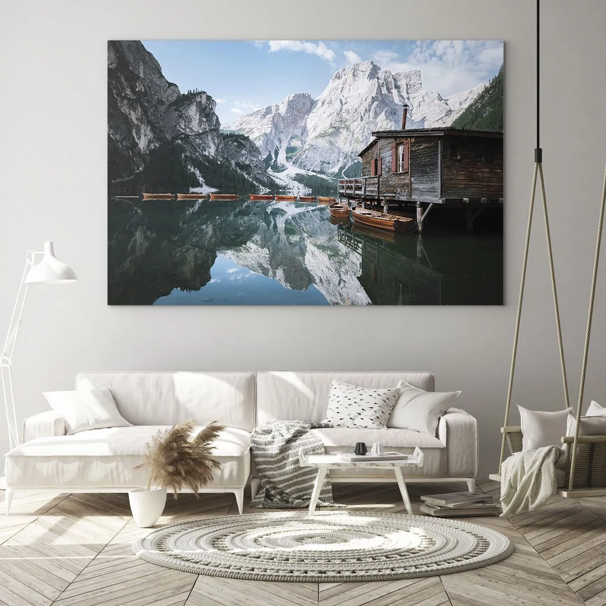 Obraz na skle - Drevený dom a lode na tichom jazere v horách - 70x50cm - Kryštalické, horské ráno - Moderná nástenná dekorácia do obývacej izby a spálne ARTTOR