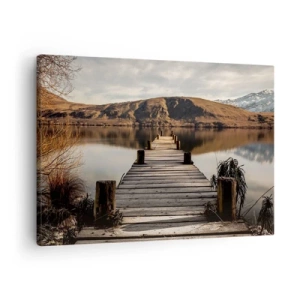 Obraz na plátne - Drevené mólo nad jazerom obklopeným malebnými kopcami - 70x50cm - Krajina v tichu - Moderná nástenná dekorácia do obývacej izby a spálne ARTTOR