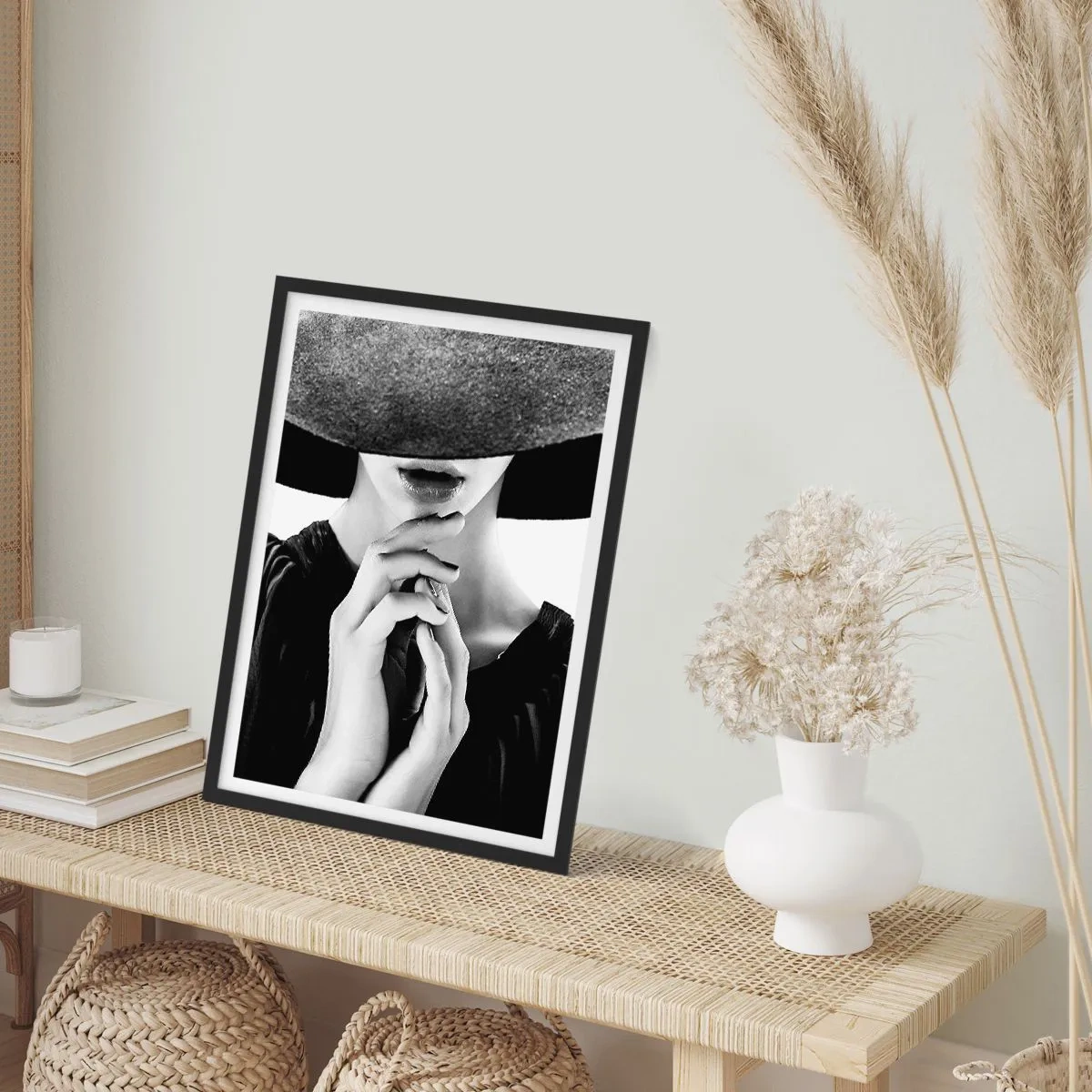 Plagát v čiernom ráme - Čiernobiely portrét ženy v klobúku so zakrytou tvárou - 50x70cm - Ukrytá krása - Moderná nástenná dekorácia do obývacej izby a spálne ARTTOR